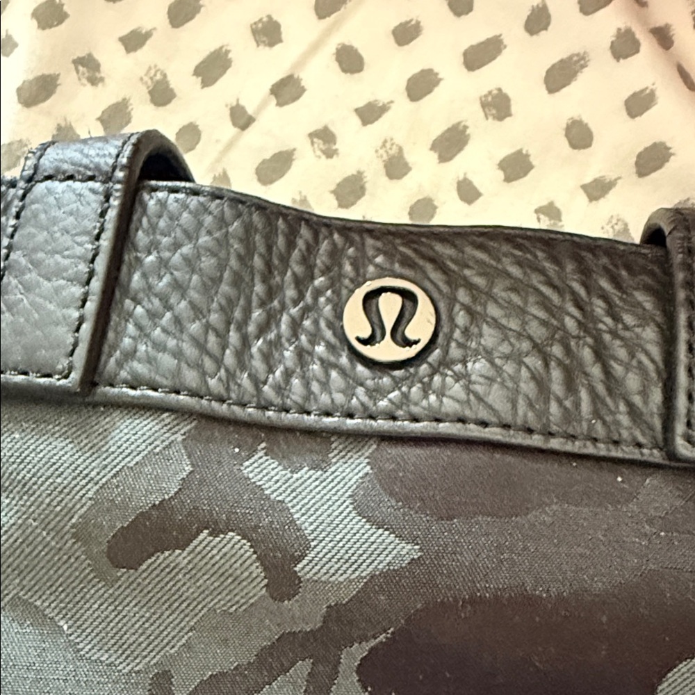 lululemon athletica Black & Charcoal Camo Messenger Bag - Picture 2 of 4